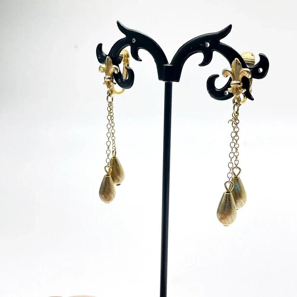 Vintage Gold Tone Chain Dangle Clip On Earrings Teardrop Bead Long Fleur de Lis